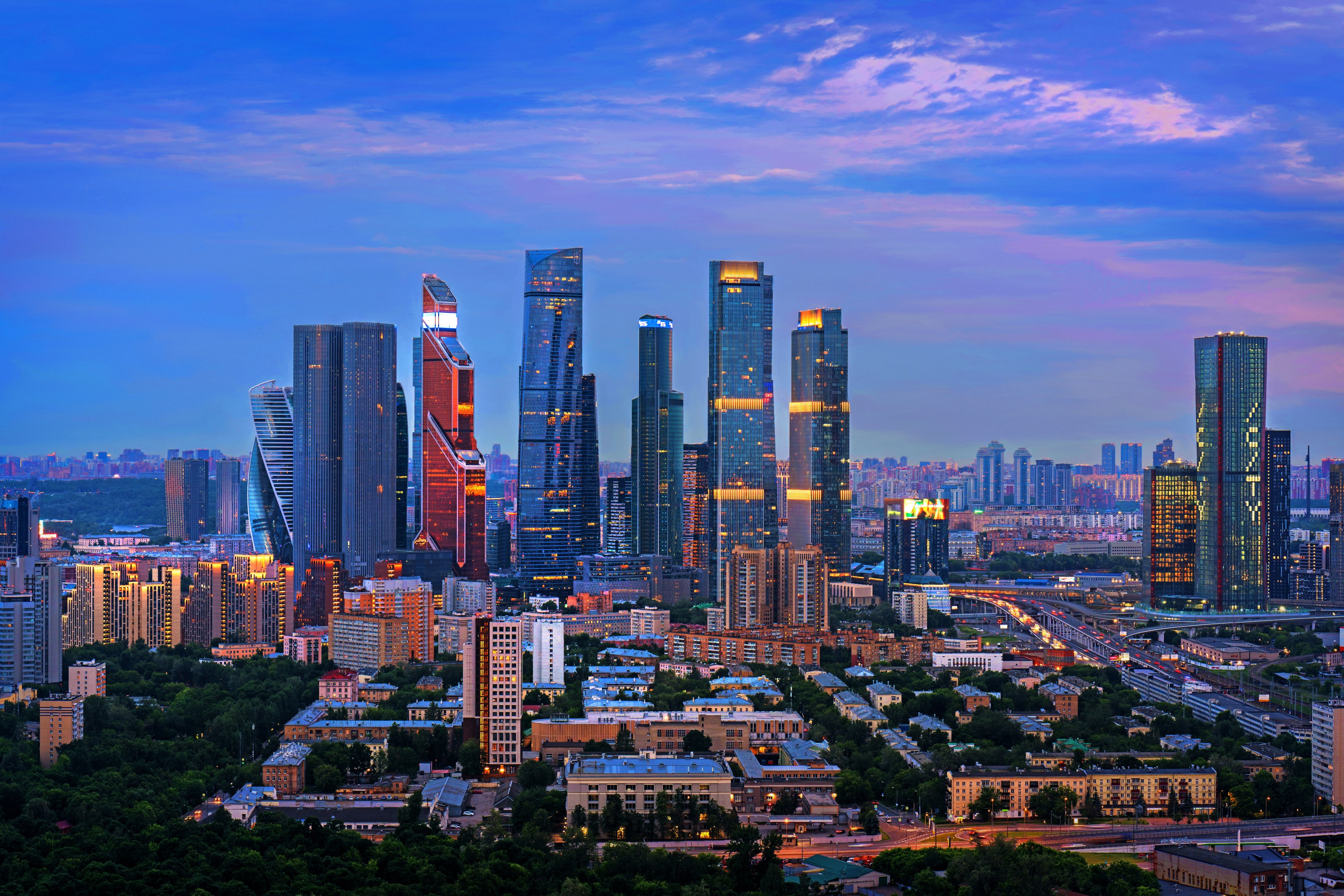 Москва-Сити — современный деловой квартал на закате